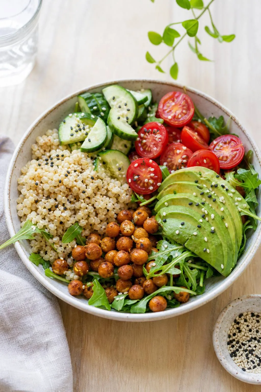Ciotola colorata ed equilibrata con verdure fresche, cereali e una fonte proteica