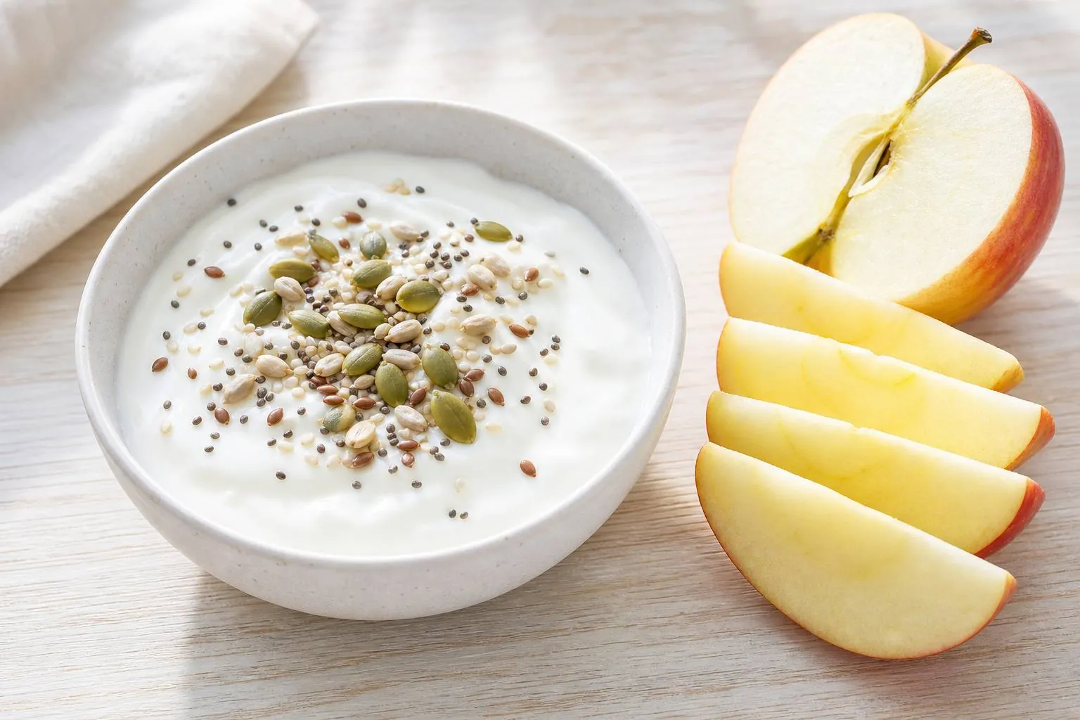 Spuntino: yogurt con semi e mela